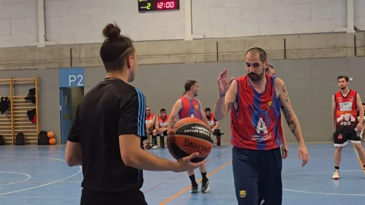 Àrbitre junt a jugador dels Soberanos