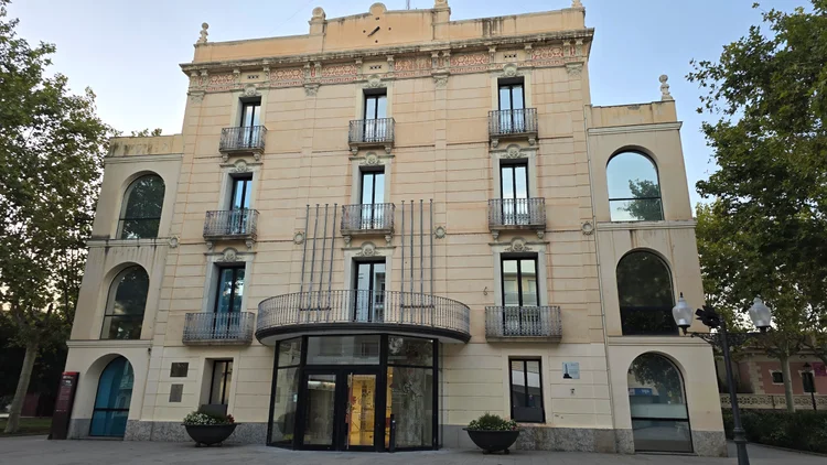 Ajuntament d'Olesa des de l'exterior