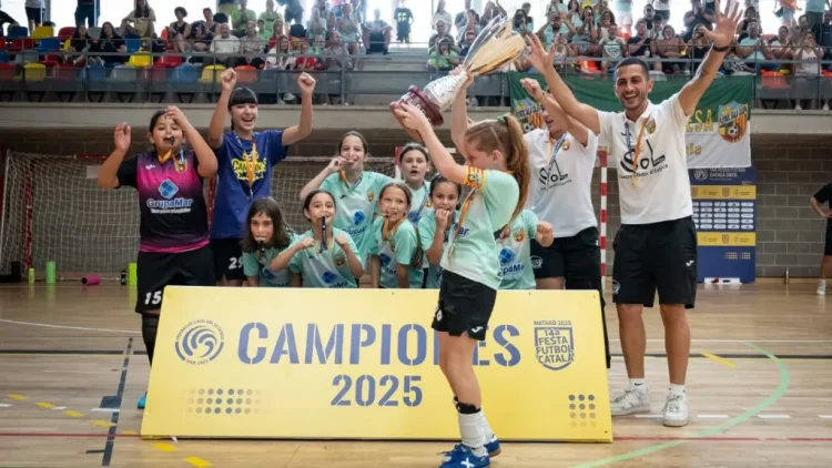 Campiones aixecant la copa