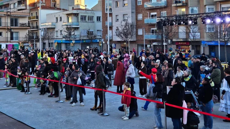 La celebració del Carnestoltes mobilitza un miler de persones als carrers d'Olesa de Montserrat