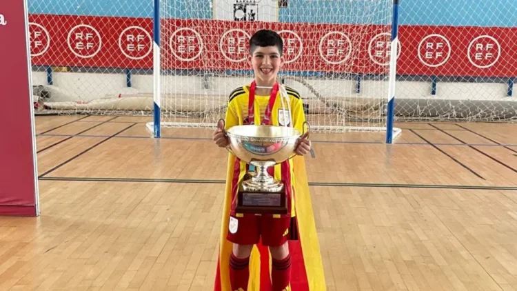 Eric Angulo con la copa