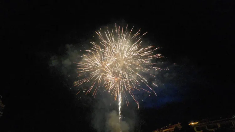 Fuegos artificiales del espectáculo de fin de fiestas