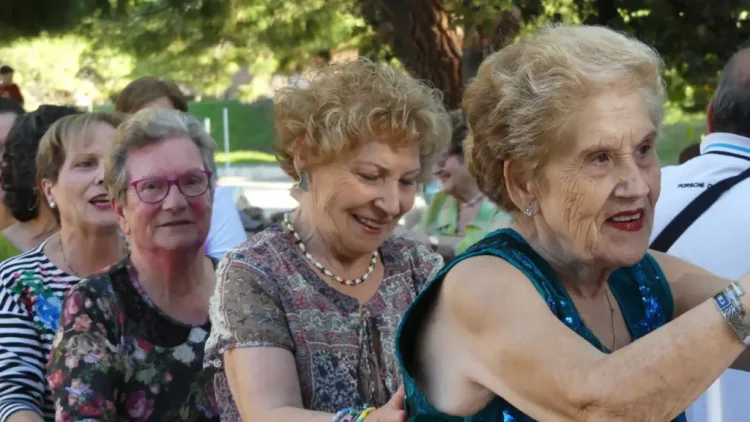 Gent gaudint a la celebració del Dia Mundial de la Gent Gran a Olesa