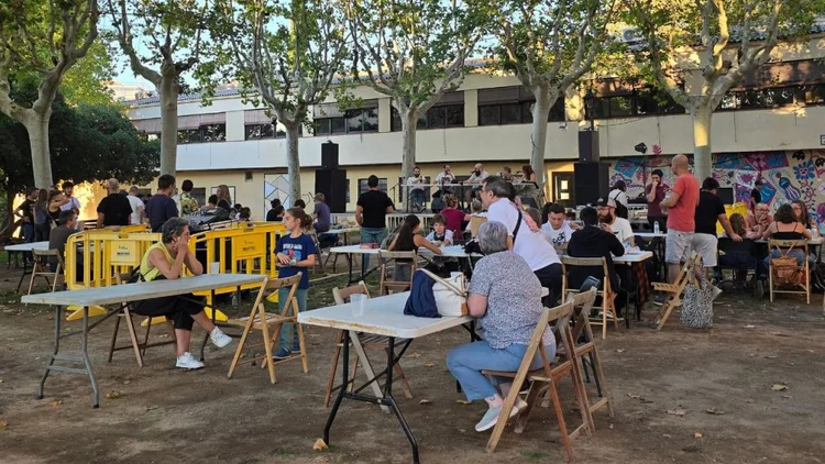 Gent jugant a taulers de jocs.