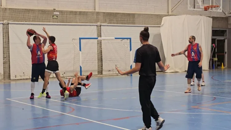 Jugador Veterans NBO olesa defensant a jugador de Soberanos