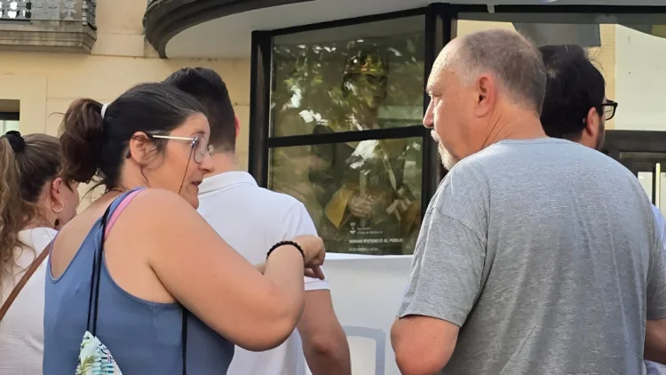 Paniello hablando con una ciudadana