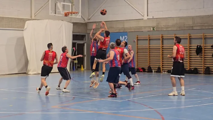 Veterans NBO durant una cistella