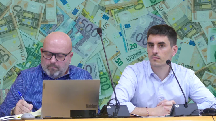 Jordi Parent y Marc Serradó con un fondo de billetes fotoilustrado