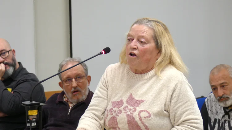 Vecina dirigiéndose al equipo de gobierno