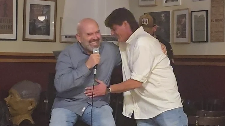 Jordi Parent abraçant Fernando Carlos Gigena Benito