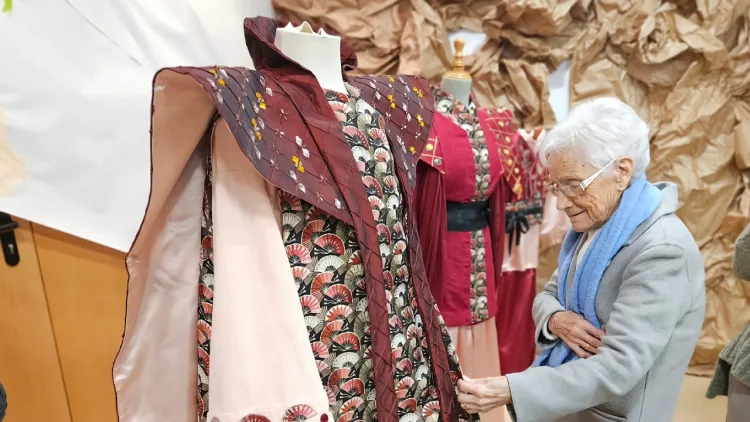 La Casa de Cultura de Olesa expone el nuevo vestuario de la Cabalgata de Reyes