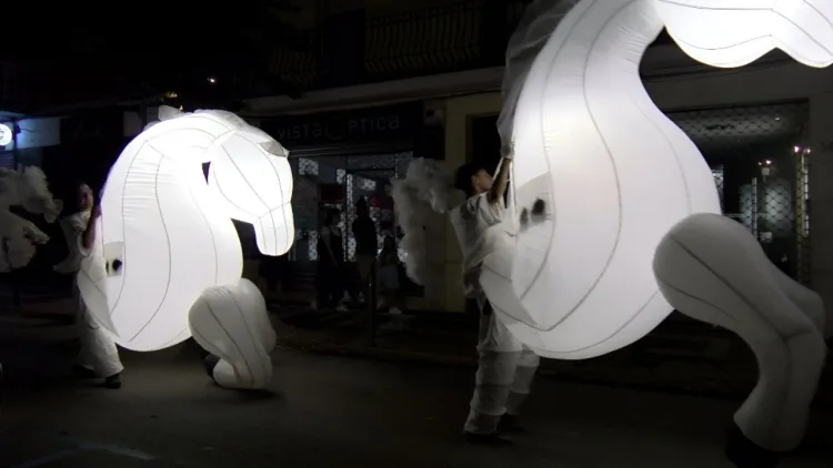 La Rua y la Fiesta de la Luz de Olesa llenan las calles a pesar de la amenaza de lluvia