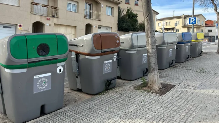 El Ayuntamiento de Olesa comienza a instalar los nuevos contenedores con chip