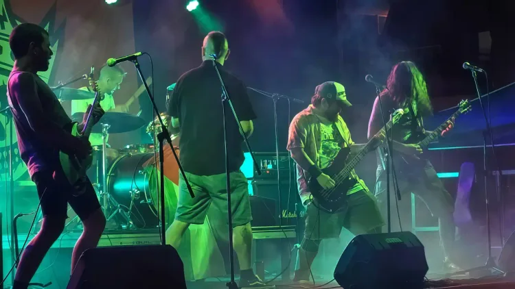 La Asociación de Vecinos La Rambla-Eixample impulsa un exitoso concierto de punk en Olesa