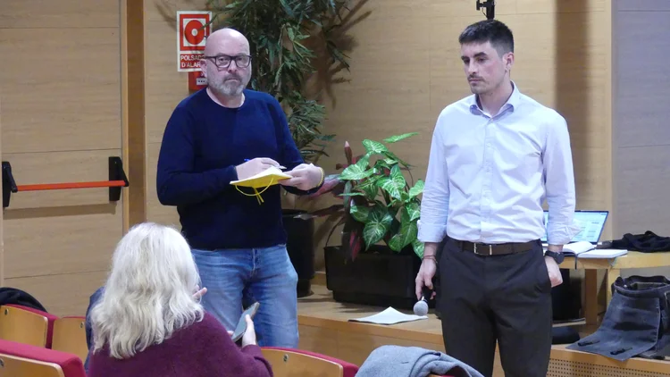 Jordi Parent i Marc Serradó parlant amb una veïna