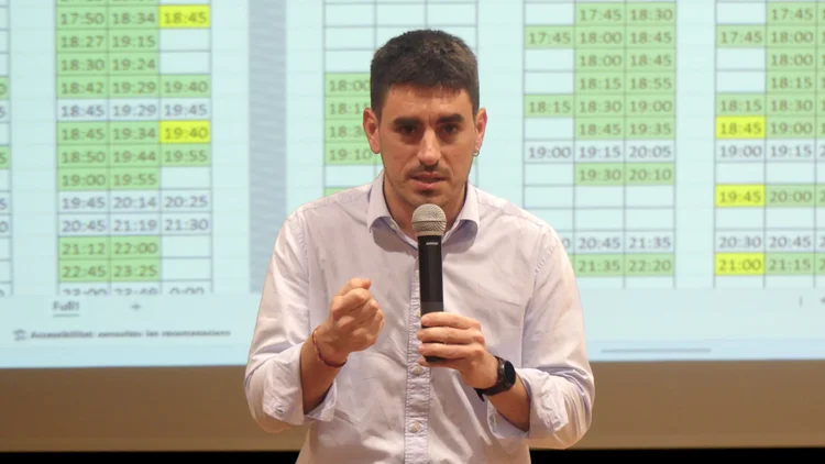 Marc Serradó apretant el puny mentre sosté un micròfon