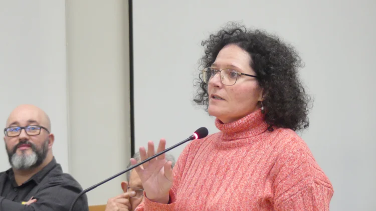 Vecina haciendo sus ruegos