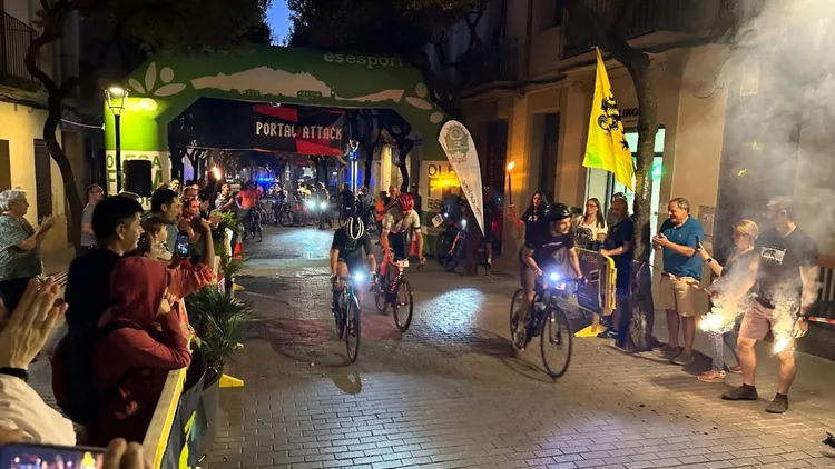 Portal Attack Olesa: una noche de ciclismo y cultura en el corazón del pueblo