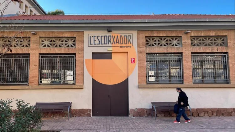 Tarde de apoyo emocional para jóvenes LGTBIQ+ en el espacio joven El Escorxador de Olesa