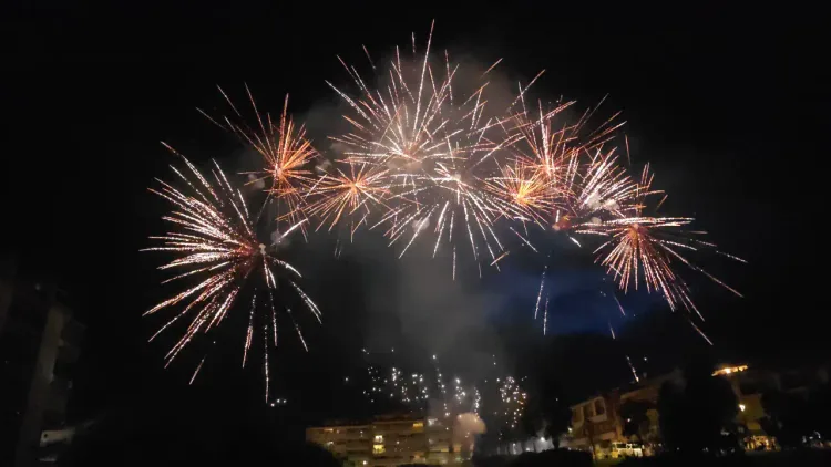 Un espectacular castillo de fuegos pone el punto final a la Fiesta Mayor de Olesa