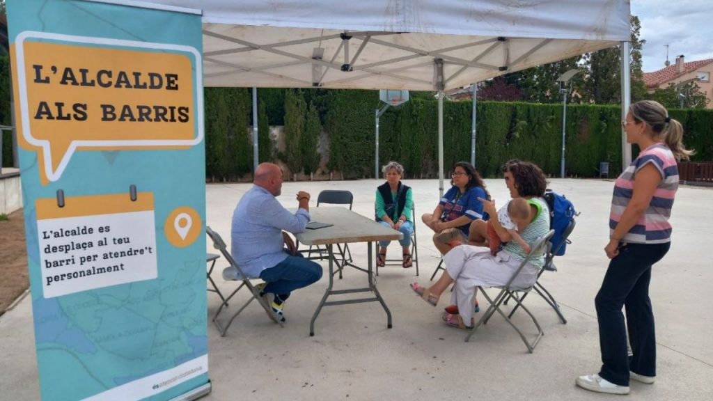 Alcalde dÒlesa xerrant amb la ciutadania.