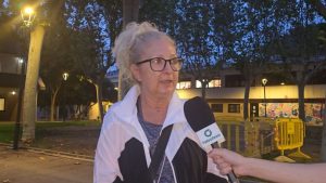 Ciutadana opinant sobre la criminalitat a Olesa.