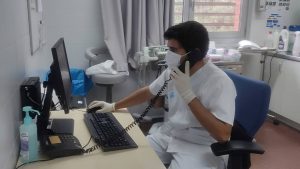 Un metge, en un centre d'atenció primària de Girona fent una visita telefònica.