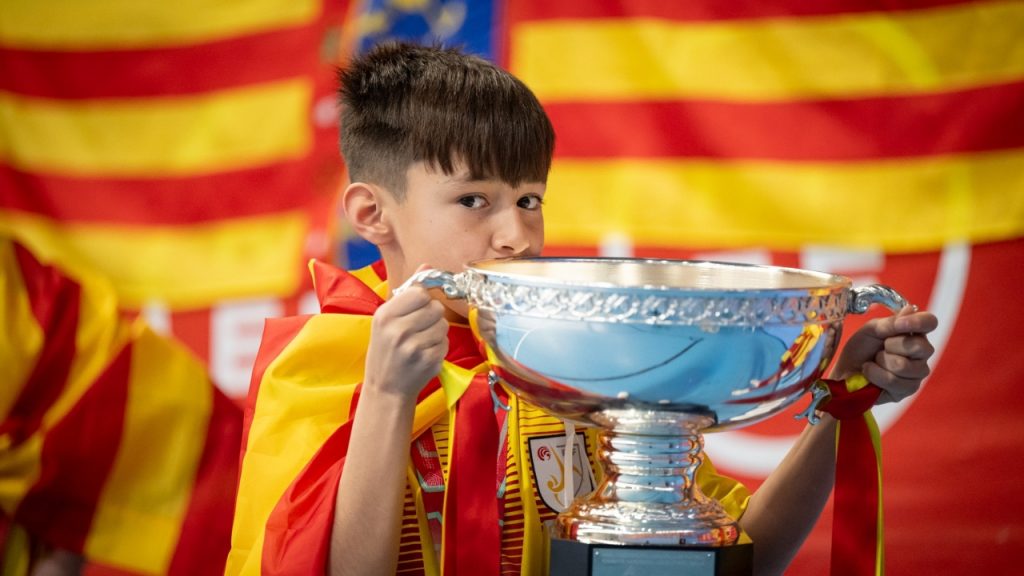 Joel Mayta aixecant la copa