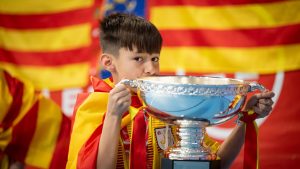 Joel Mayta aixecant la copa