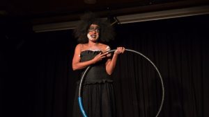 Kelly Lua durant la representació a la Casa de Cultura d'Olesa