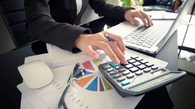 Una dona fent contabilitat