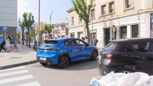 Cotxes creuant sense control davant el tall elèctric peninsular