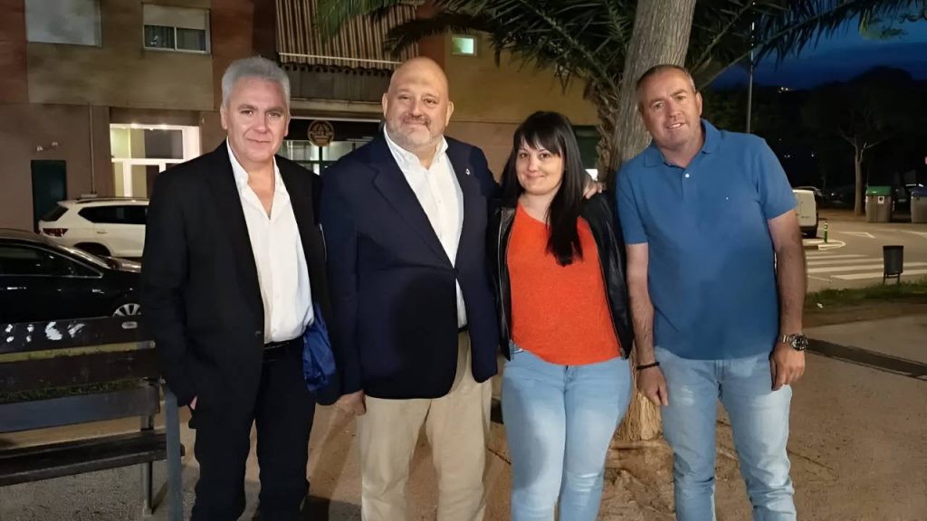 Agustín Parra amb l'equip del PP d'Olesa.