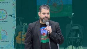 Sam donant una xerrada sobre el Poble Gitano