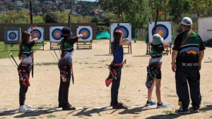 Gent fent tir a l'arc a Olesa / TAO