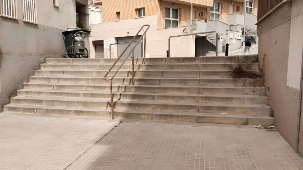 Brutícia en un carrer d'Olesa