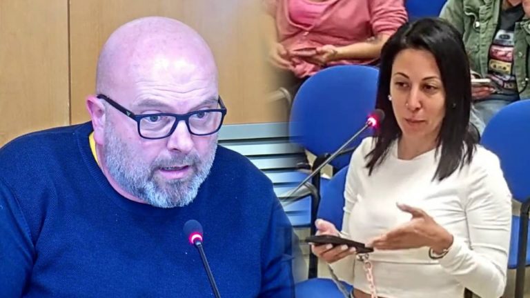 Afectats denunciant en un Ple Municipal