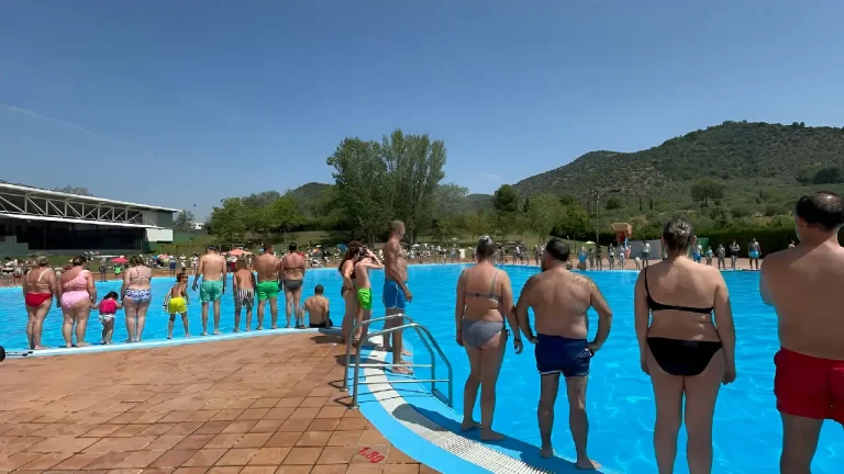 Olesa es bolca amb l’esclerosi múltiple en una jornada solidària a la piscina municipal