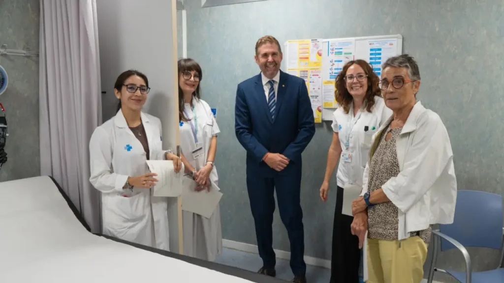 L'alcalde Jesús Naharro i la consellera Olga Pané amb professionals de la salut / Ajuntament d'Abrera