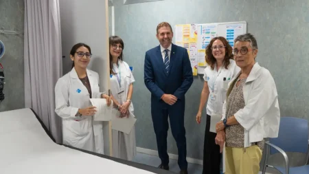 L'alcalde Jesús Naharro i la consellera Olga Pané amb professionals de la salut / Ajuntament d'Abrera