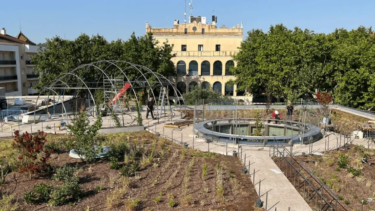 La biblioteca d’Olesa enfila la recta final: una obra de més de 4 milions d’euros que divideix els veïns entre l’orgull i el debat pel seu cost Fase final de l'ampliació de la biblioteca Santa Oliva / Coll-Leclerc