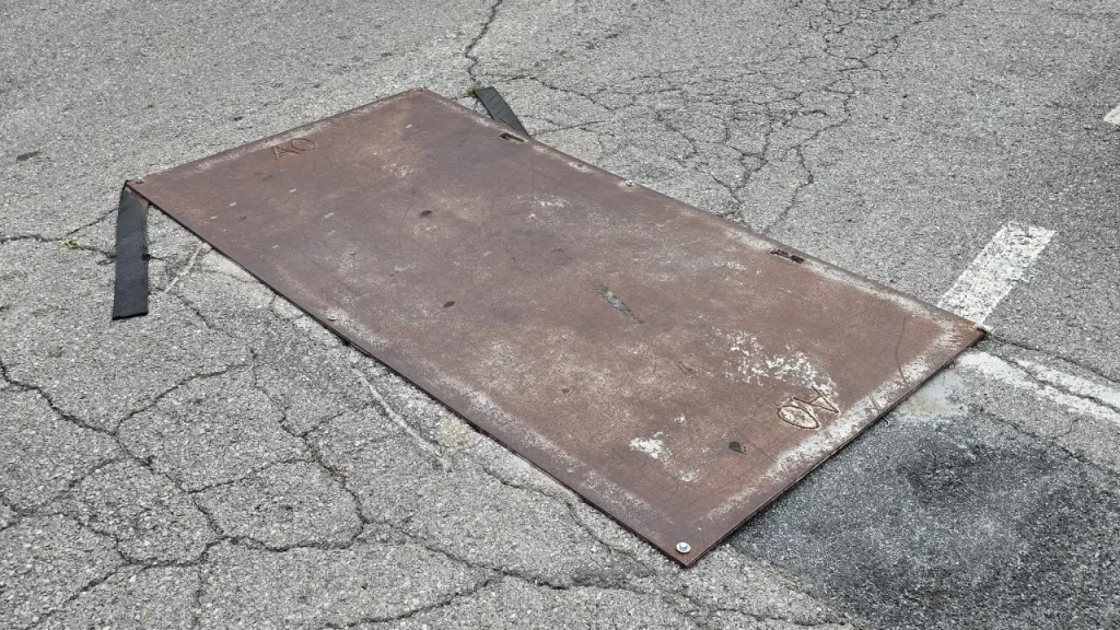Placa metàl·lica al carrer Pintor Fortuny