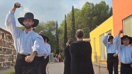 Olesa de Montserrat inaugura un espai de record i dignificació del dol perinatal a Can Singla Gent ballant El Mortitxol