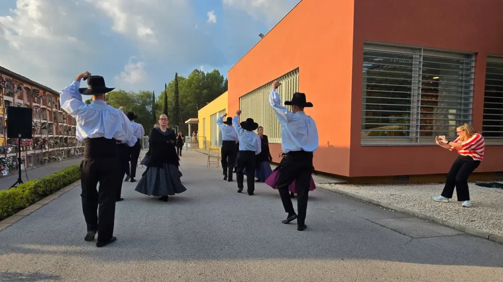 Gent actuant a l’esquerra mentre Raquel Montoya grava el moment a la dreta