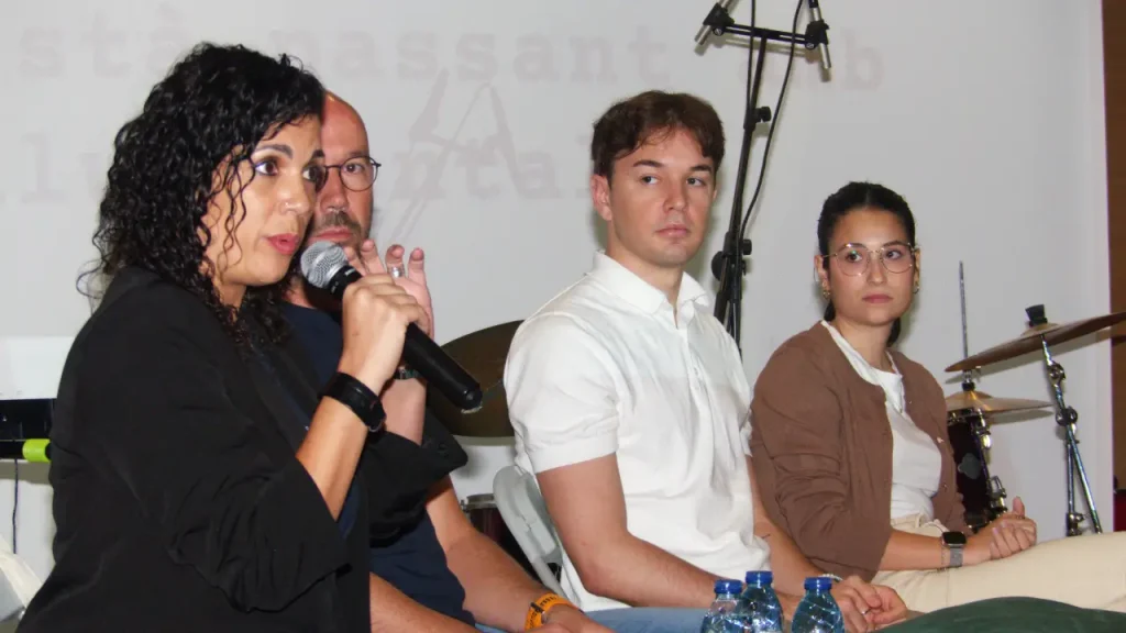 La Fundació FIL denuncia la persistència de l’estigma en la integració laboral de la salut mental Persones parlant a l'acte de la FIL