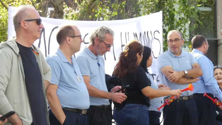 Vaga d’autobusos a Olesa: “Hem vist els nostres drets reduïts” Personal de TGO manifestant-se / OlesaMèdia