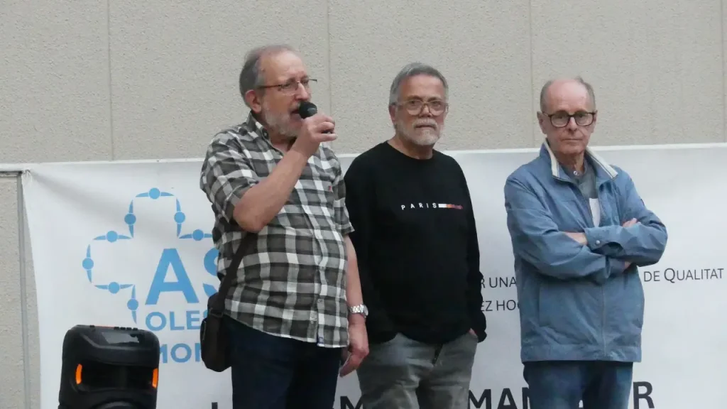 L’ASPQ diu ‘no’ al CUAP comarcal i demana un millor CAP per als olesans Manifestació de l'ASPQ davant del CAP