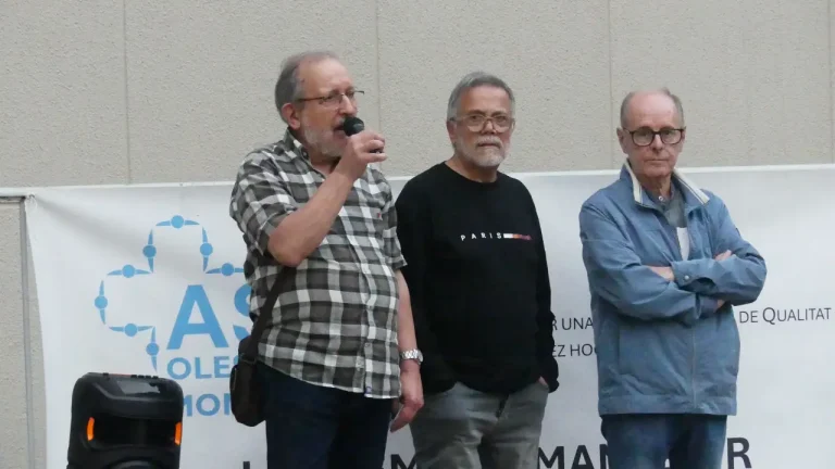 L’ASPQ diu ‘no’ al CUAP comarcal i demana un millor CAP per als olesans Manifestació de l'ASPQ davant del CAP