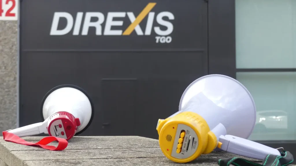 Megàfons davant la cotxera de TGO / OlesaMèdia