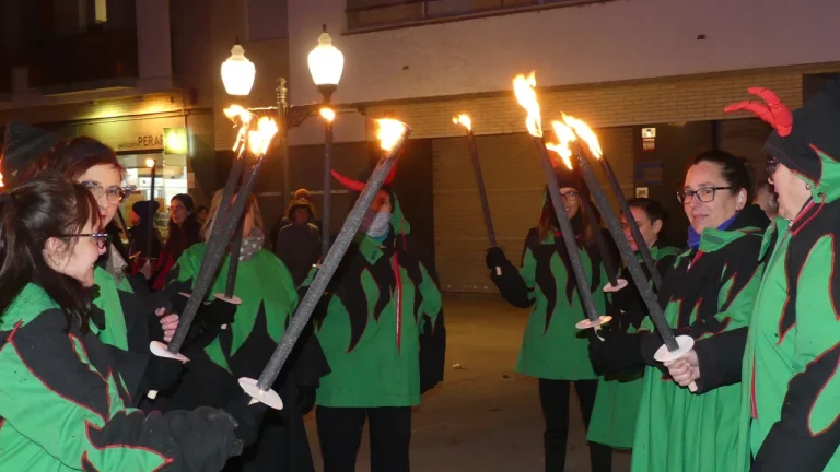 Olesa commemora el 25N amb una marxa de torxes i un acte institucional a la plaça Fèlix Figueras i Aragay Dones agafant torxes a Olesa